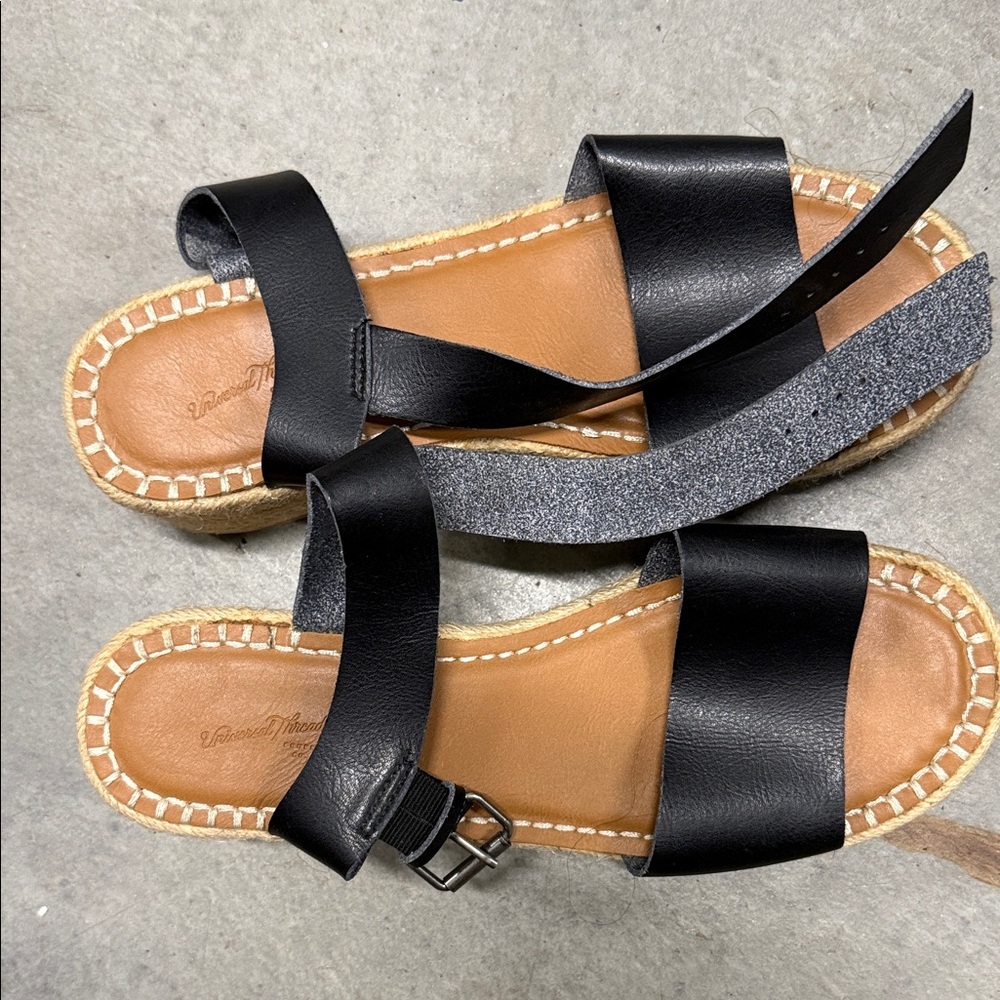 Universal Thread Black and Tan Sandals